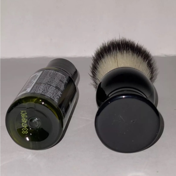 The Art of Shaving Travel Size Pre-Shave Oil Unscented 1 oz & Brush - Picture 4 of 5